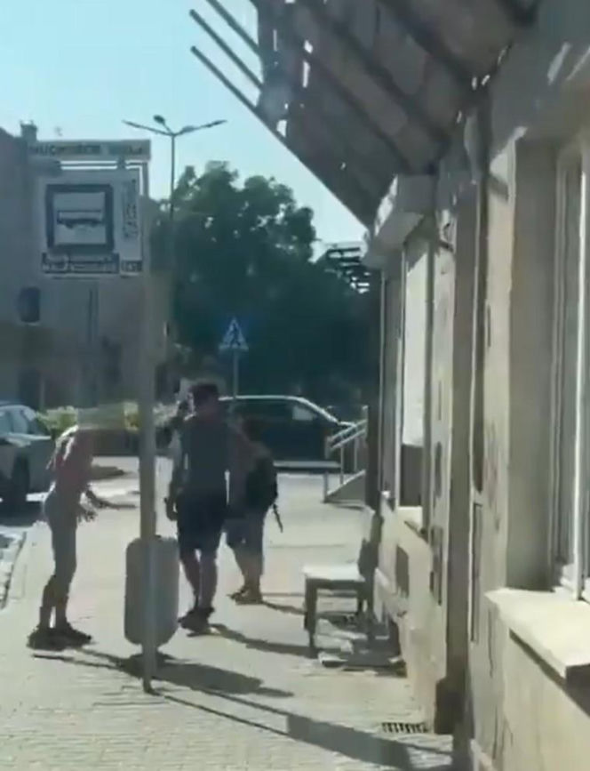 Półnagi mężczyzna z nożem gonił ludzi na ulicy. Dantejskie sceny we Wrocławiu
