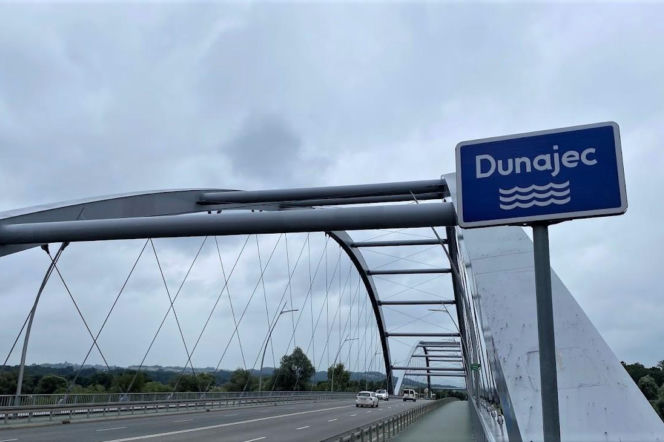 Tablica z napisem Dunajec na tle konstrukcji mostu. O budowie nowej przeprawy przeczytasz na Eska Nowy-Sącz.
