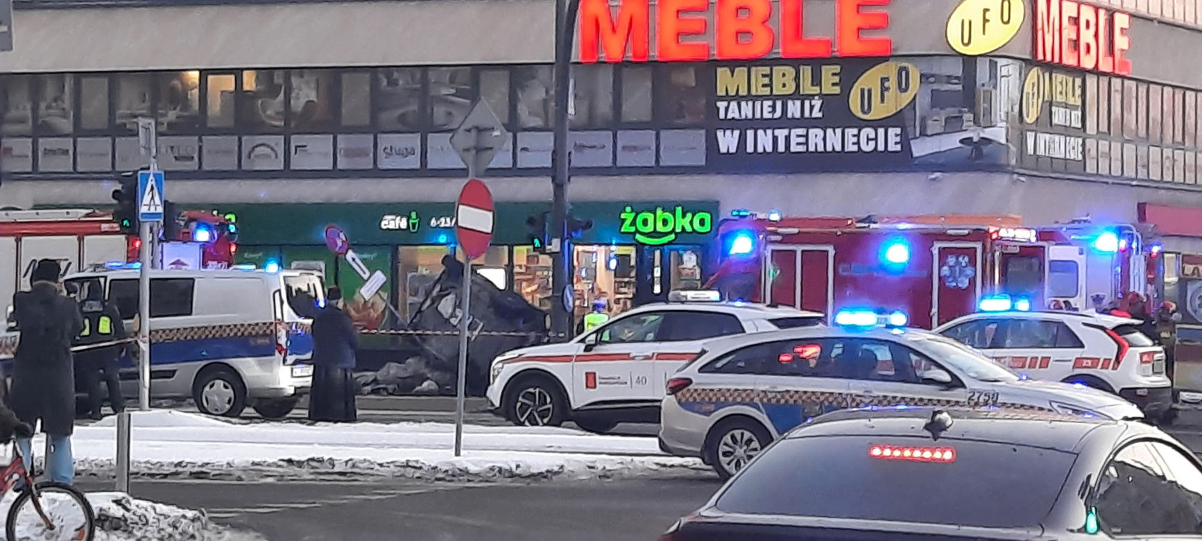 Śmigłowiec ratunkowy na placu Szembeka! Zderzenie samochodów, jeden z nich uderzył w kobietę i dziecko