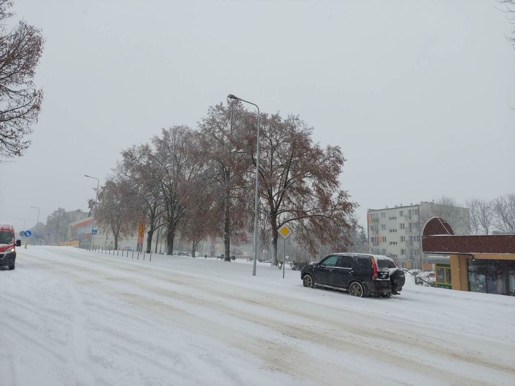 Starachowice pod śniegiem, na drogach trudne warunki do jazdy