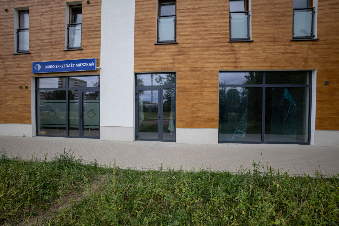 Poznań - Ksiądz otwiera kościół w bloku