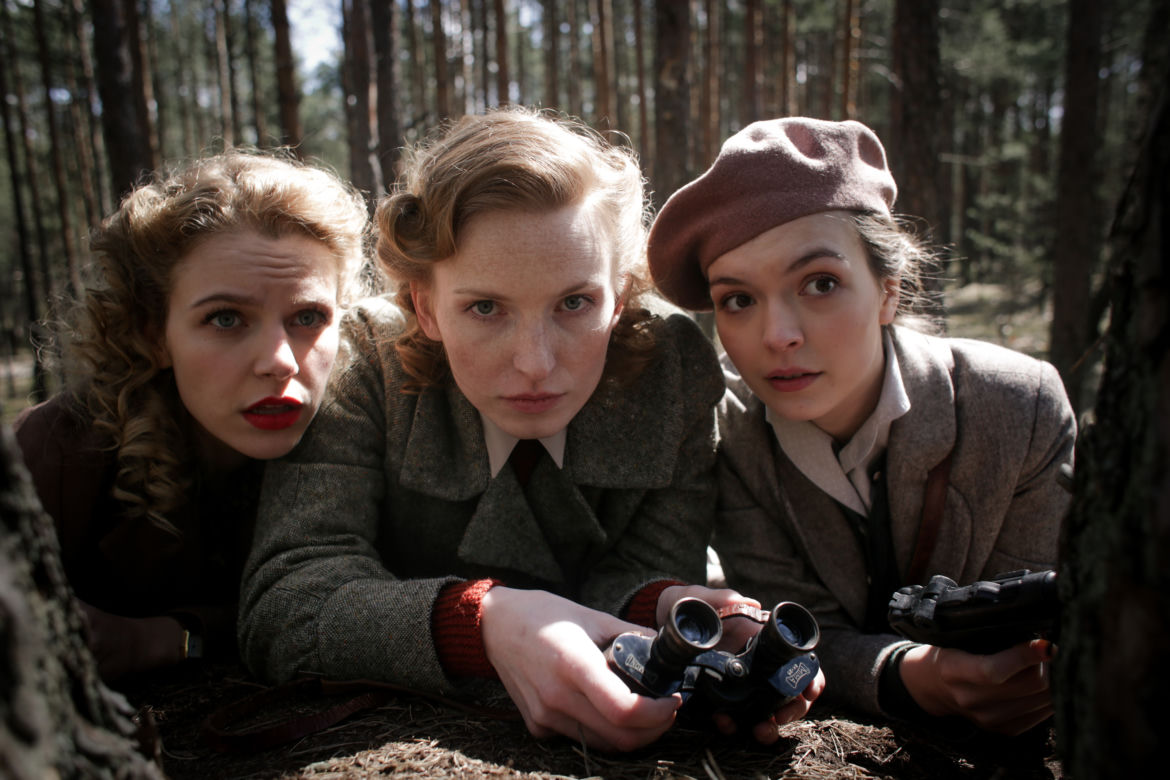 Wojenne dziewczyny 5 sezon odc. 56. Magda (Karolina Rzepa), Ewa (Vanessa Aleksander), Nitka (Maja Szopa)