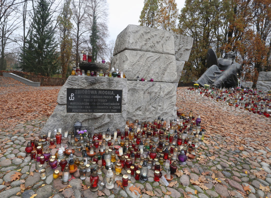 Morze zniczy pod pomnikiem "Polegli Niepokonani" na Woli