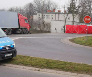 Śmiertelny wypadek na drodze krajowej. Poważne utrudnienia po zderzeniu osobówki z ciężarówką