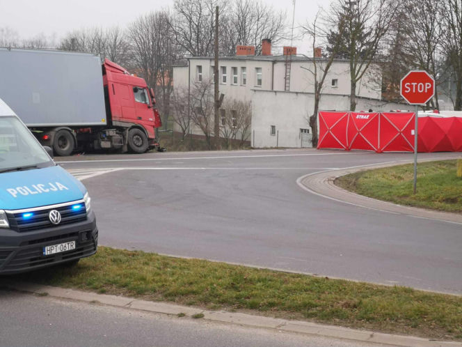 Śmiertelny wypadek na drodze krajowej. Poważne utrudnienia po zderzeniu osobówki z ciężarówką
