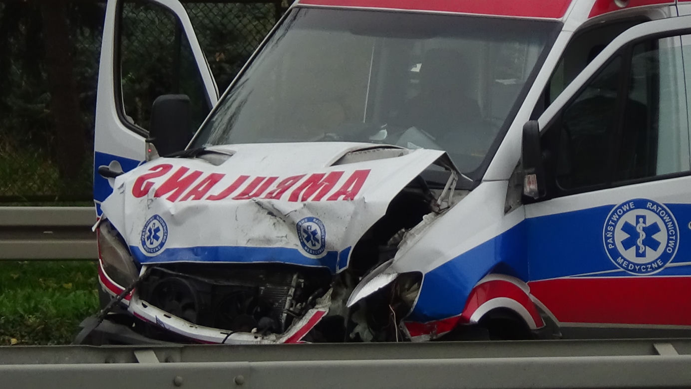 Tragiczny wypadek karetki, która wiozła zakażonego