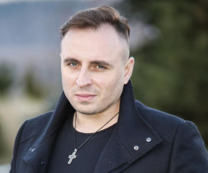 Czadoman przyjmuje księdza jak króla. Biały obrus, świeczki i kolacja na bogato