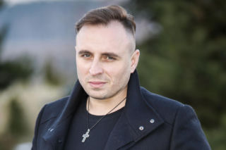 Czadoman przyjmuje księdza jak króla. Biały obrus, świeczki i kolacja na bogato