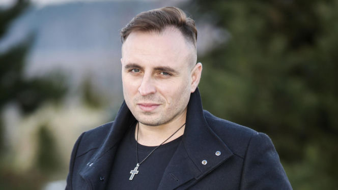 Czadoman przyjmuje księdza jak króla. Biały obrus, świeczki i kolacja na bogato