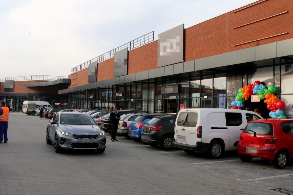 Otwarcie Centrum Handlowego Maxim w Legionowie. Tłum szturmował sklepy, klienci chcieli "wejść z drzwiami"