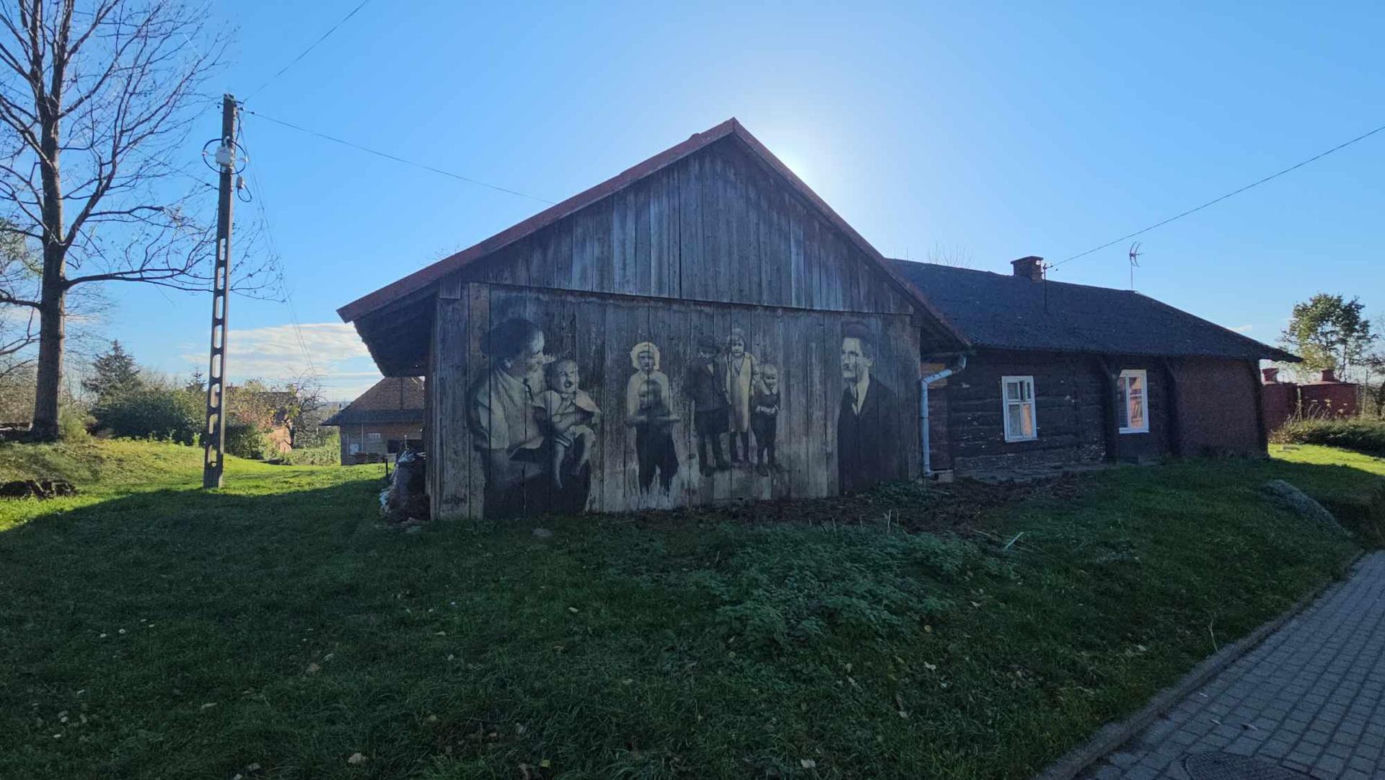 Poruszający mural rodziny Ulmów w Markowej