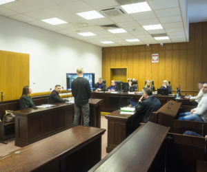 Co widać na nagraniu ataku nożem na Nowym Świecie? Sąd odtworzył szokujący materiał