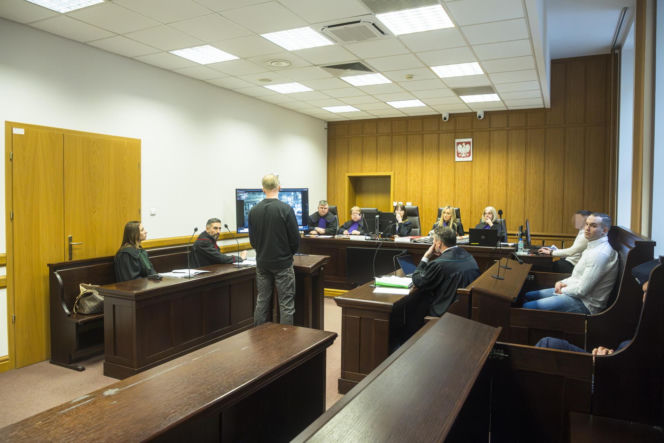 Co widać na nagraniu ataku nożem na Nowym Świecie? Sąd odtworzył szokujący materiał