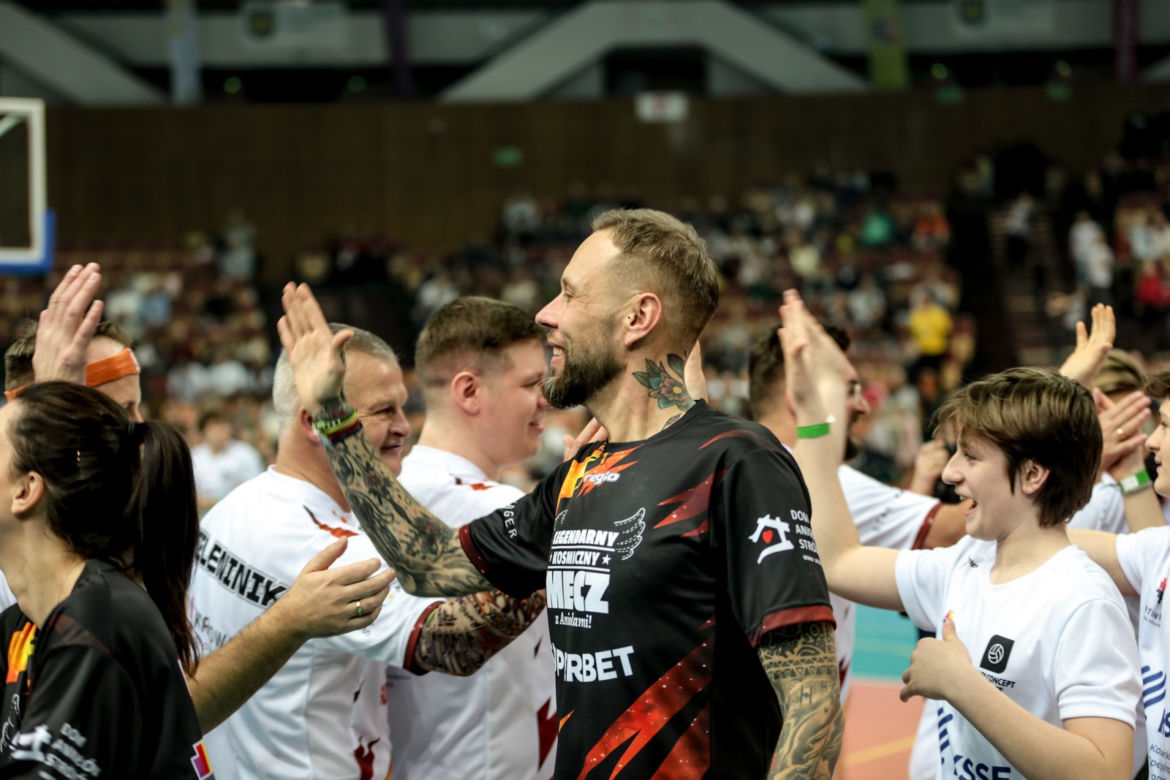 Legendarny Kosmiczny Mecz z Aniołami w Spodku: Gwiazdy zagrały dla Domu Aniołów Stróżów 