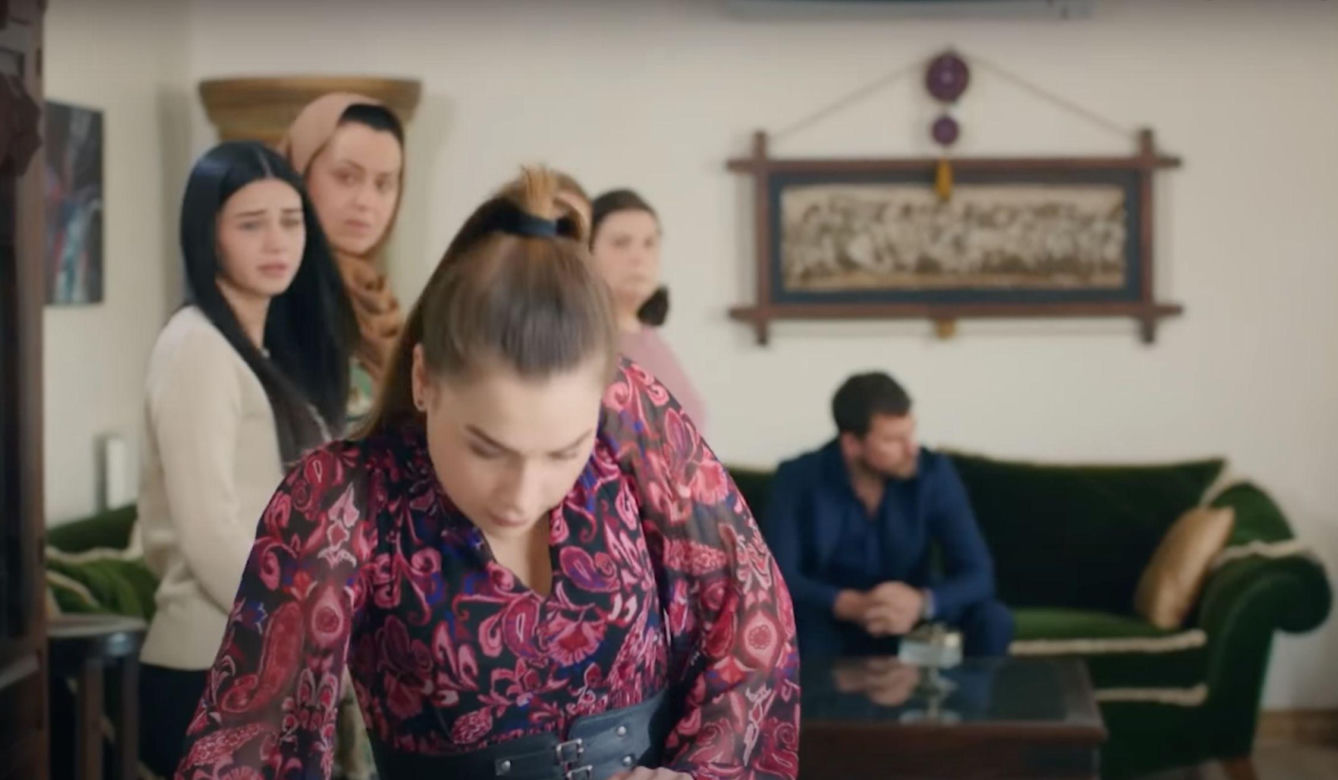 Ege śledzi Melis i dla zmyłki proponuje jej natychmiastowy ślub.