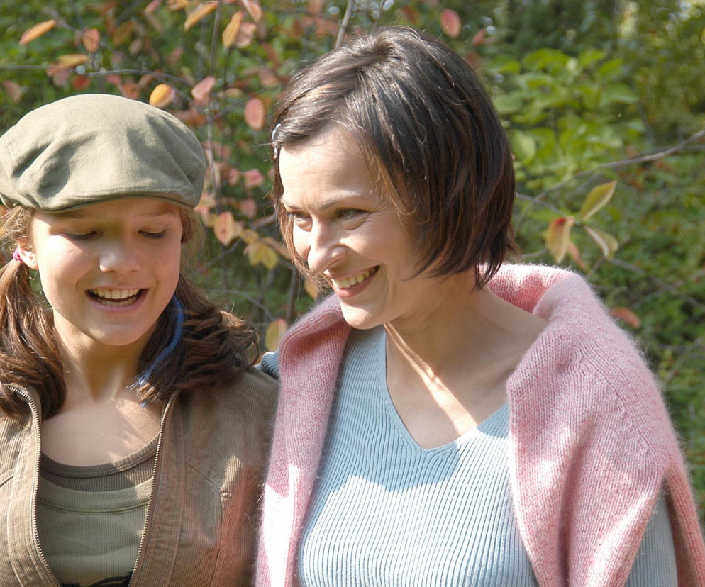 Uśmiechnięte Danuta Stenka i Joanna Jabłczyńska na planie filmu. O nowej produkcji Grocholi przeczytasz na SE.