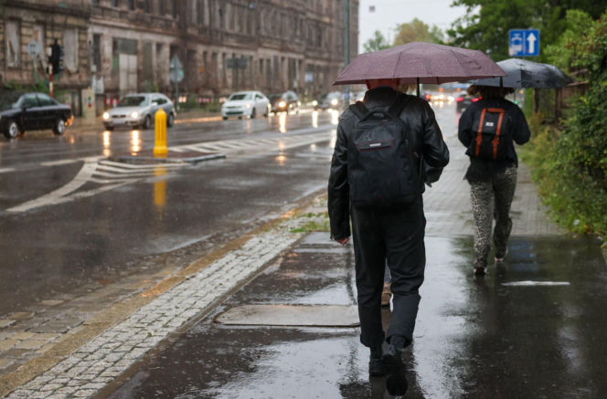 Wrocław pod wodą! Tramwaje stoją, ulice zamieniły się w rzeki