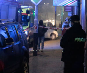 Mężczyzna zabarykadował się w mieszkaniu z kilkuletnim dzieckiem. Ma przy sobie NÓŻ