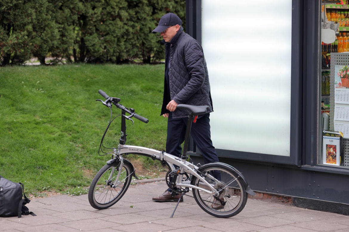 Minister Artur Soboń pędzi na składaku 