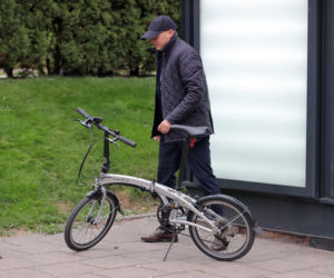 Minister pędzi na składaku 