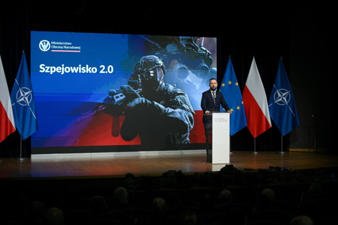 Szef MON Władysław Kosiniak-Kamysz podczas konferencji "Szpejowisko 2.0" w siedzibie Dowództwa Wojsk Obrony Terytorialnej w Zegrzu