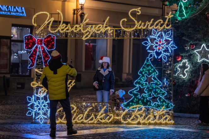 To najbardziej świąteczne miasto w województwie śląskim. Częściowo znajduje się w Małopolsce