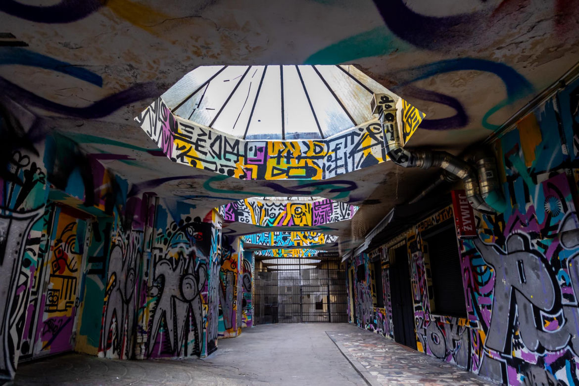 Pasaż Italia - zobacz, jak dziś wygląda zaniedbany zabytek. Nowe graffiti już przykryto kolejnym