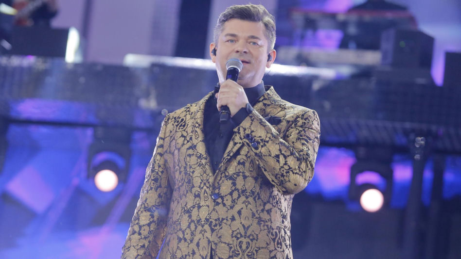 Tak Zenon Martyniuk zmieniał się przez lata. Na początku kariery nosił zupełnie inną fryzurę
