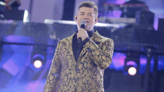 Tak Zenon Martyniuk zmieniał się przez lata. Na początku kariery nosił zupełnie inną fryzurę
