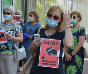 Protest przed biurem starachowickiego posła PiS