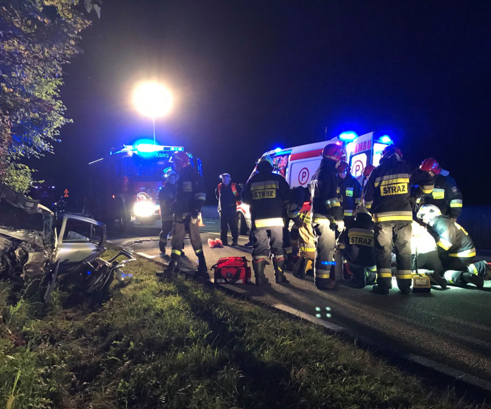 Wypadek pod Końskimi! Trzy osoby w CIĘŻKIM stanie! Auto ZMASAKROWANE!