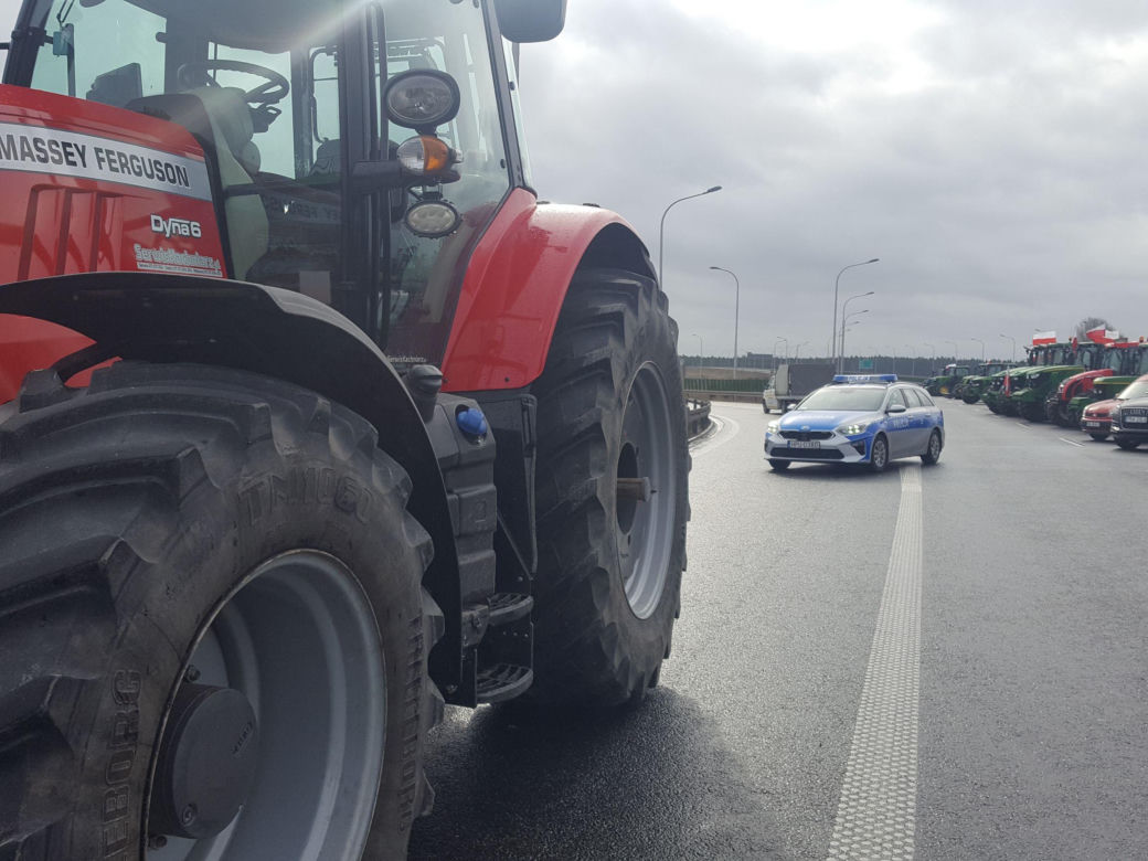 ​Na S5 koło Leszna zaczęła się druga doba rolniczego protestu