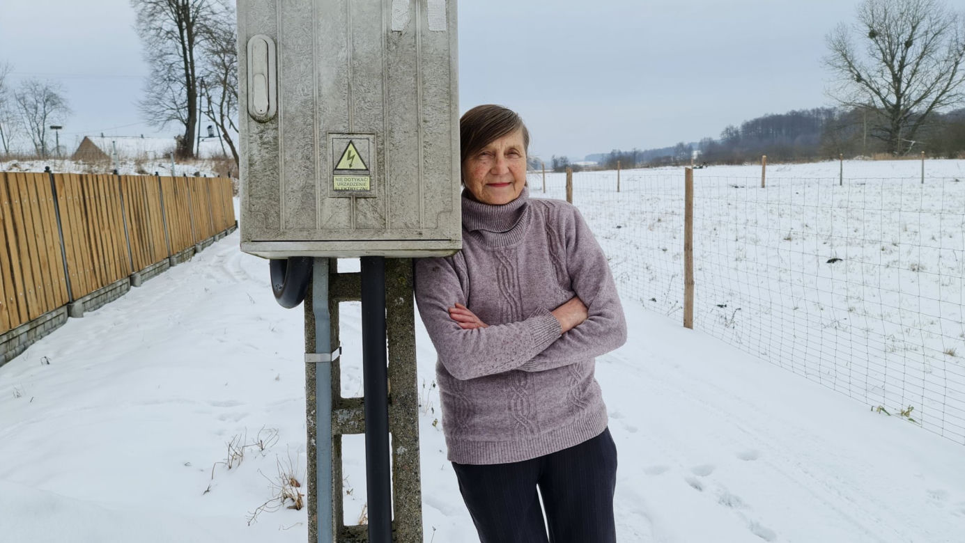 Słup na środku drogi w Starym Kawkowie