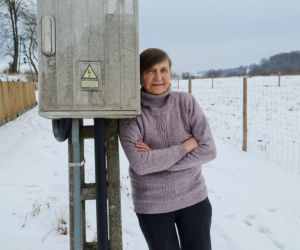 Słup na środku drogi w Starym Kawkowie