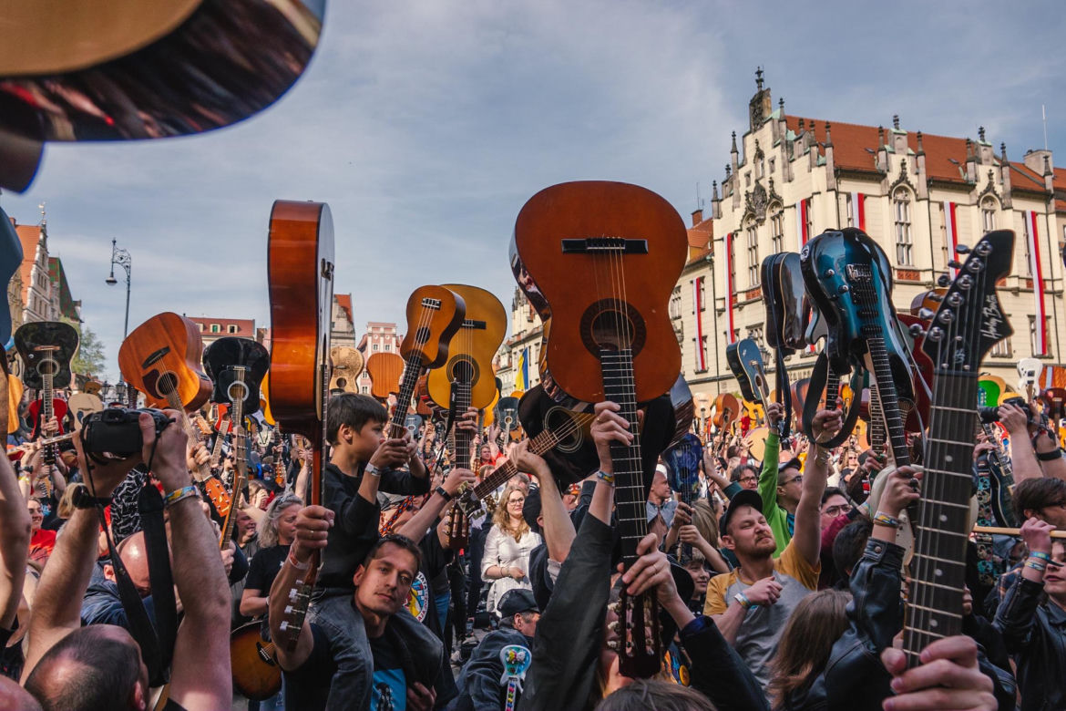 Gitarowy Rekord Świata 2024. Znamy kolejne gwiazdy. Hołdys i Waglewski zagrają „I Ching” we Wrocławiu