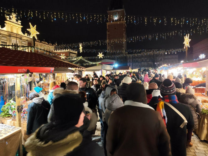 Tłumy na bożonarodzeniowym jarmarku na Rynku. To ostatnie dni żeby go odwiedzić