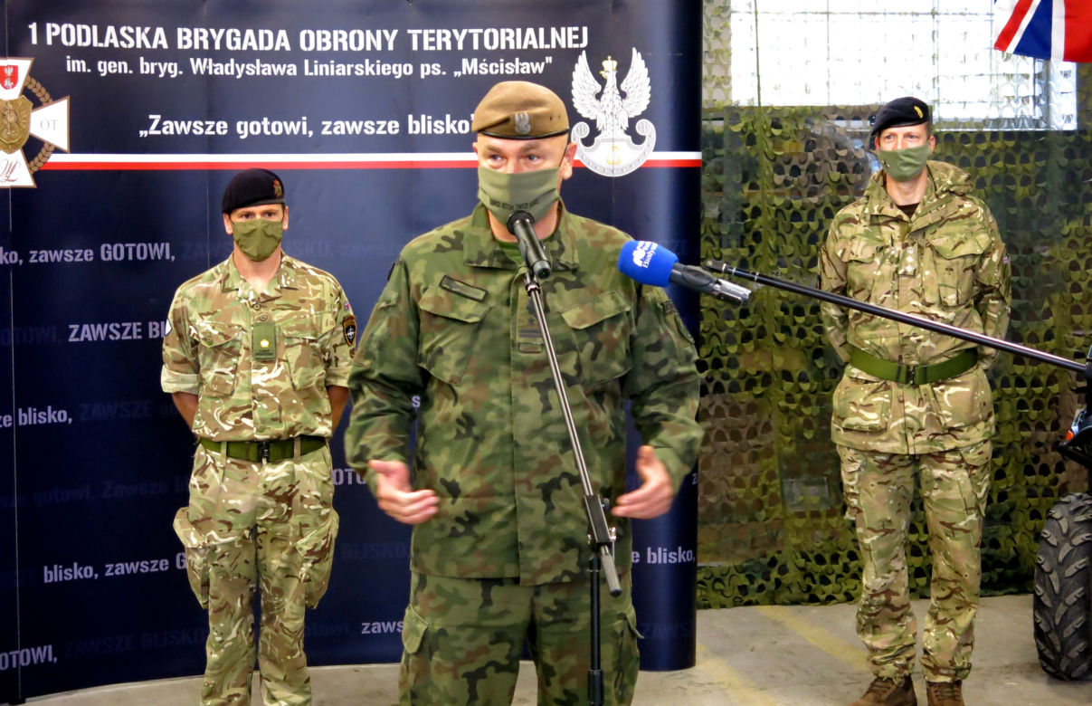 Białystok. Brytyjski oficer mjr Luke Dodington otrzymał Srebrny Medal Wojska Polskiego