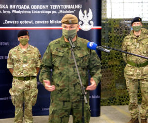 Białystok. Brytyjski oficer mjr Luke Dodington otrzymał Srebrny Medal Wojska Polskiego