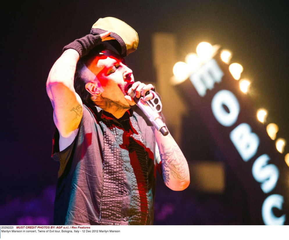 Marilyn Manson śpiewa do mikrofonu podczas koncertu. O wizerunku i karierze muzyka przeczytasz na EskaRock.