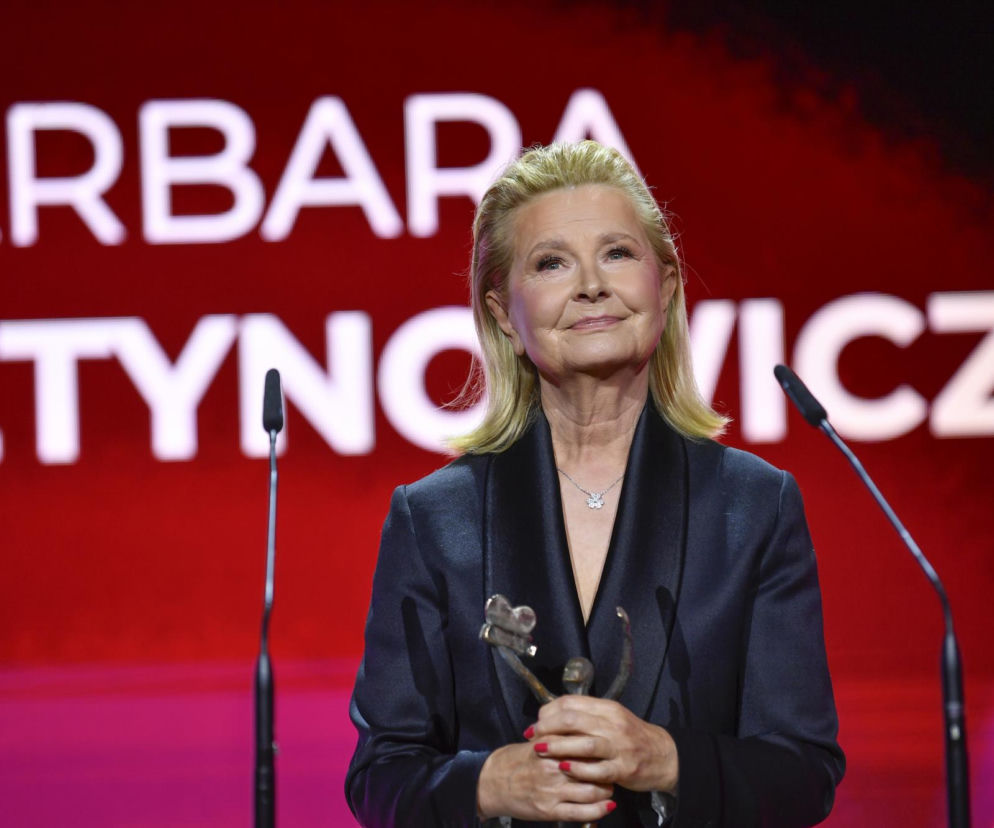 Aktorka Barbara Bursztynowicz trzyma Telekamerę na tle napisu ze swoim nazwiskiem. O jej sukcesie przeczytasz na SE.