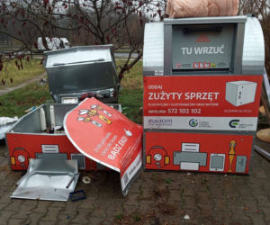 Zniszczone pojemniki na elektrośmieci