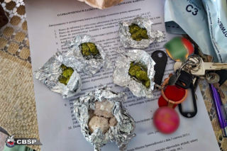 Nalot CBŚP na narkotykowy gang! Wpadło 11 osób, znaleziono narkotyki i broń
