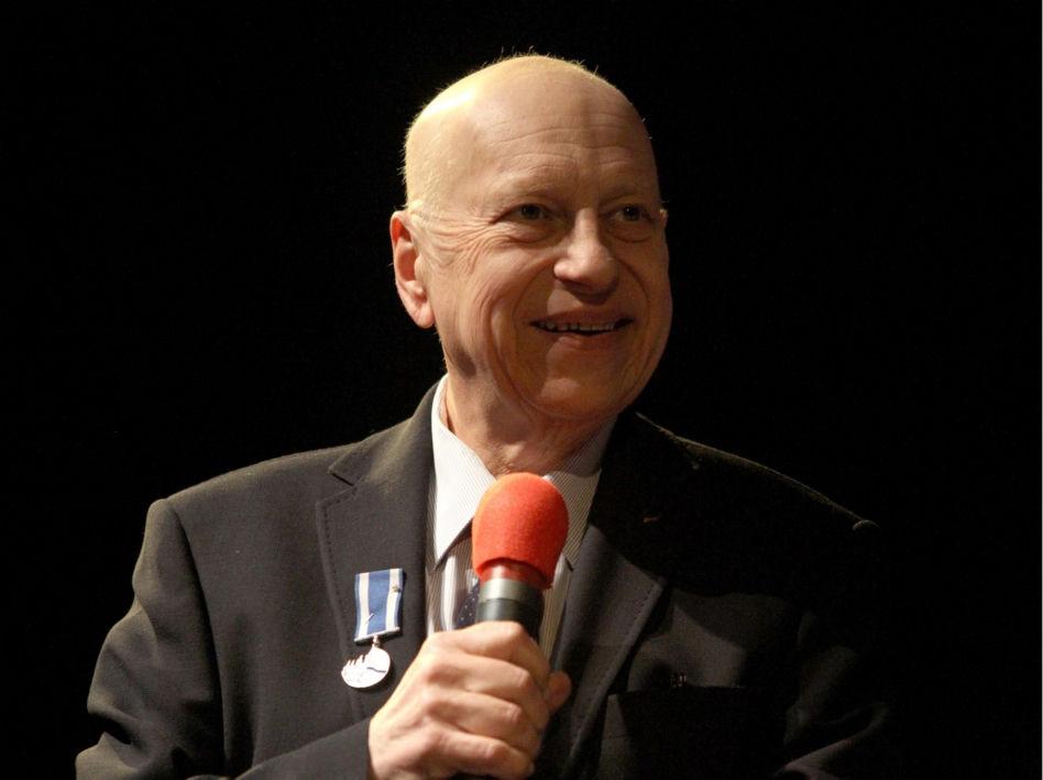 Jerzy Stuhr zaczął mówić i stawia pierwsze kroki