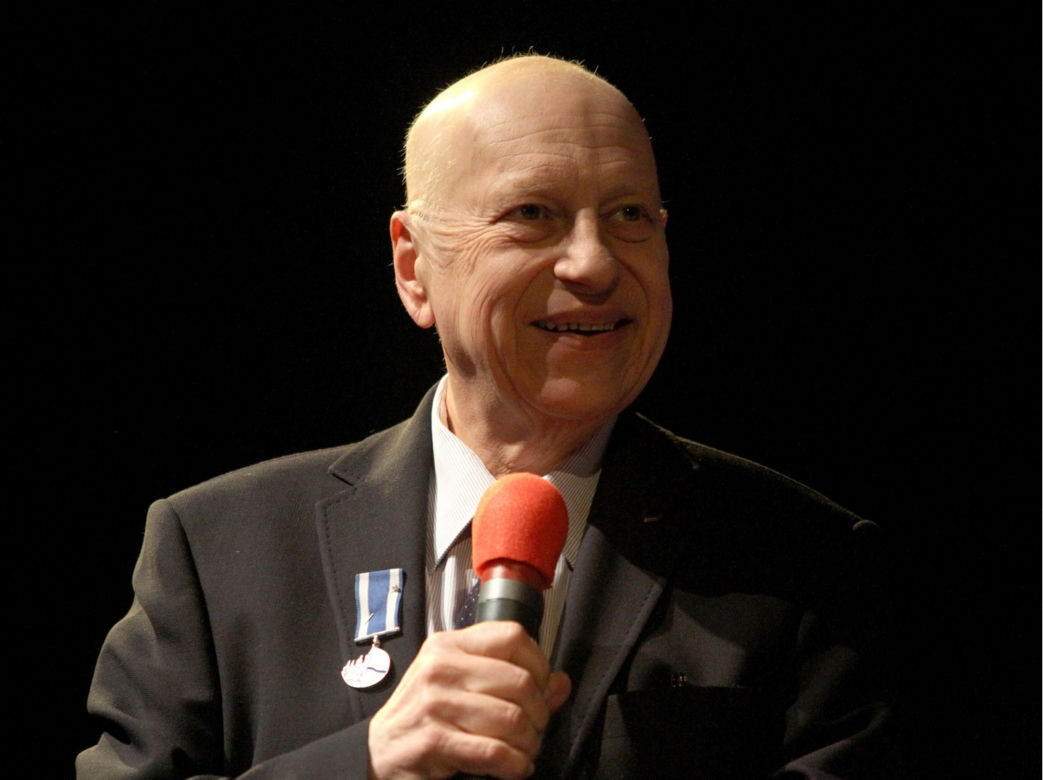 Jerzy Stuhr zaczął mówić i stawia pierwsze kroki