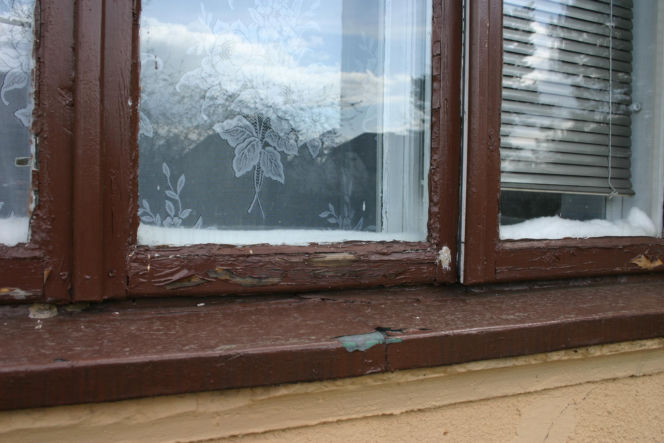 Powłoka z emalii lub farby olejnej jest łatwa do rozpoznania, bo tworzy na drewnie jednolitą, błyszczącą i kryjącą rysunek drewna warstwę, a łuszcząc się - twarde, kruszące się płaty o ostrych krawędziach