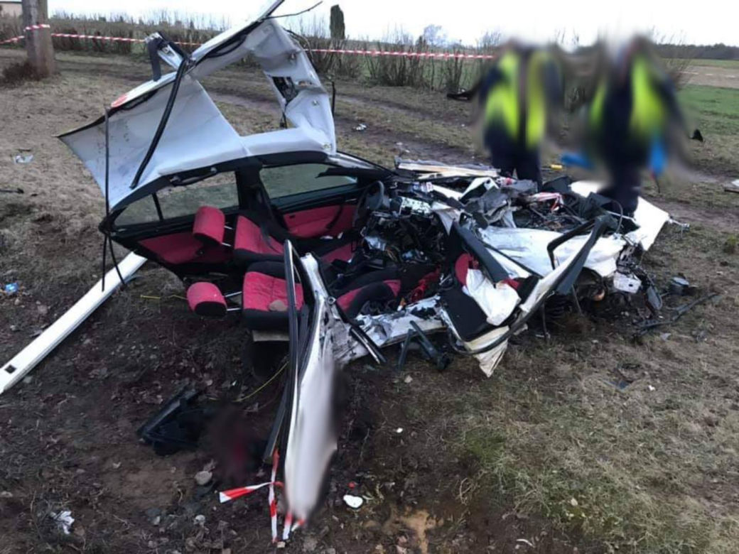 Poświętne: Mercedes rozerwany na dwie części po zderzeniu z TIR-em. W środku 5 młodych osób. Dwie zginęły [ZDJĘCIA]