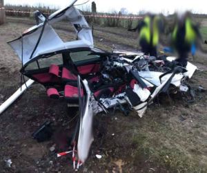 Poświętne: Mercedes rozerwany na dwie części po zderzeniu z TIR-em. W środku 5 młodych osób. Dwie zginęły [ZDJĘCIA]