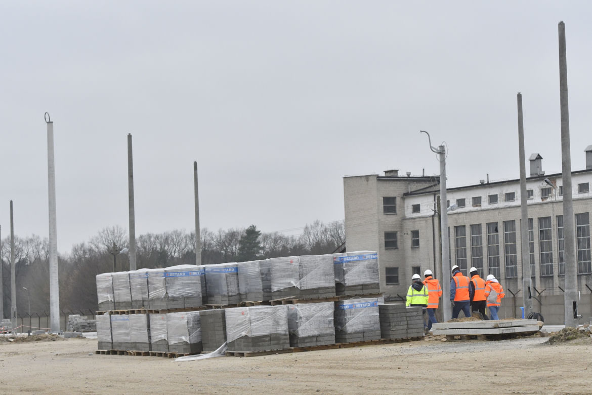 Kolejarze wznowili prace nad budową trasy do Zegrza. Dotarła brakująca geowłóknina