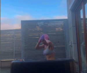 Doda morsuje na tarasie