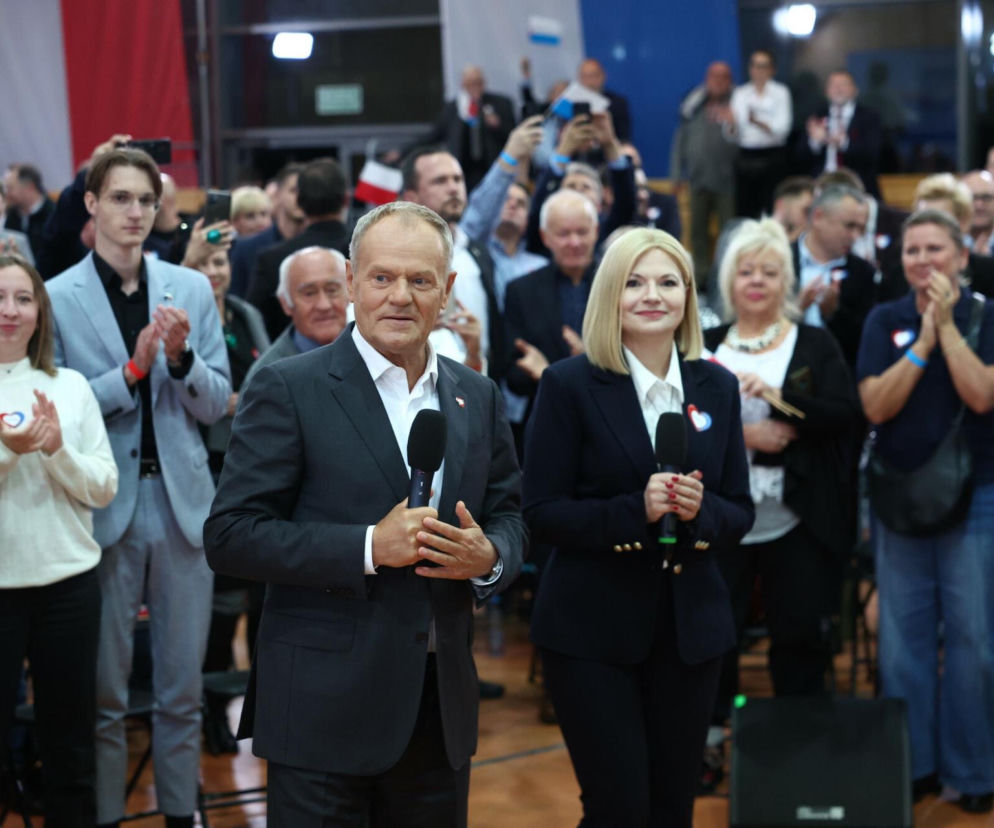 Premier Donald Tusk i Monika Piątkowska z mikrofonami podczas spotkania w Krakowie. O szczegółach przeczytasz na Eska.